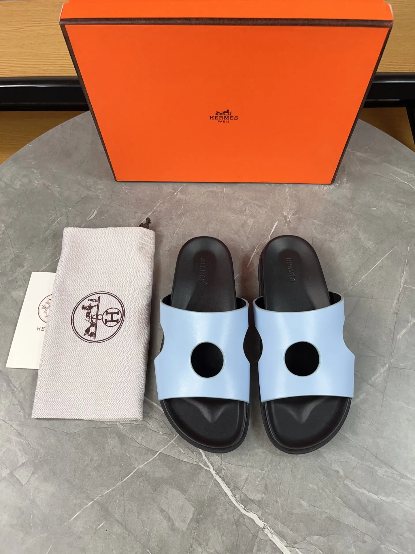 p400🐮🐮H family classic (couple style) Hermes Hermes spring and summer sandals series! Classic style, always popular slippers - sandals, great with any combination! ! ! Upper: imported PU inner lining: imported mixed sheepskin Outsole: Tpu non-slip and wear-resistant outsole Female size: 35-40 (customized at 41) Male size: 39-45 (customized at 39.45)